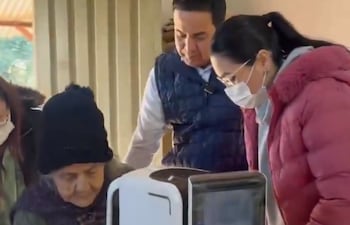 Ricardo Estigarribia (PLRA), gobernador de Central, con una adulta mayor en una clínica móvil.