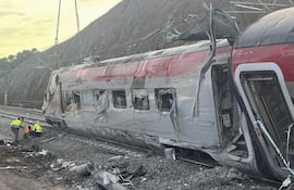 Efectivos continúan este martes los trabajos en el lugar del accidente ferroviario del domingo entre dos trenes en Adamuz (Córdoba).
