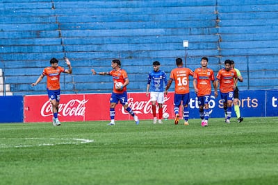 Matías Cáceres (7) celebra el gol que convirtió en casa, acompañado de sus compañeros.