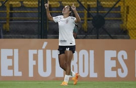 Millene celebra uno de los goles para Corinthians.