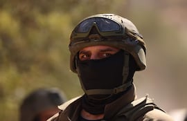 Un soldado israelí en Qusra, en Cisjordania ocupada, donde colonos israelíes llevan días asediando a residentes palestinos.