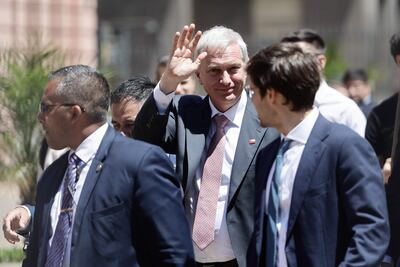 El presidente electo de Chile, José Antonio Kast (C), saluda a su salida de la Casa Rosada, hoy, en Buenos Aires (Argentina).