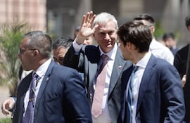 El presidente electo de Chile, José Antonio Kast (C), saluda a su salida de la Casa Rosada, hoy, en Buenos Aires (Argentina).