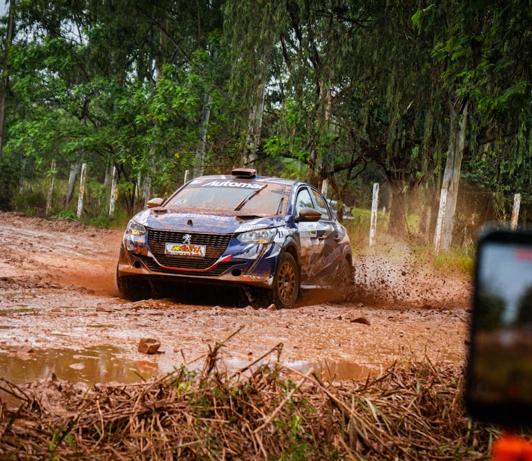 Carlos Bogado y Enrique Benítez, con el Peugeot 208 Rally4, del Ka´i Competición, sorteando una curva de derecha complicada. Foto: Petrobras Rally Paraguay, Redes.