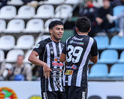 El experimentado Marcelo González (izquierda) se acerca para unirse al festejo tras una anotación del Deportivo Santaní contra Guaireña.