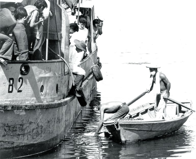 Momentos fuertes de la época, cuando se procedía a rescatar los cadáveres de las personas que flotaban en las aguas del río.