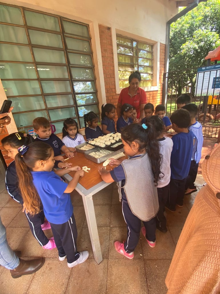 Alumnos y una docente de la Escuela Cnel. Teófilo Miranda, de Cerro Corá, participan del Chipa Apo.