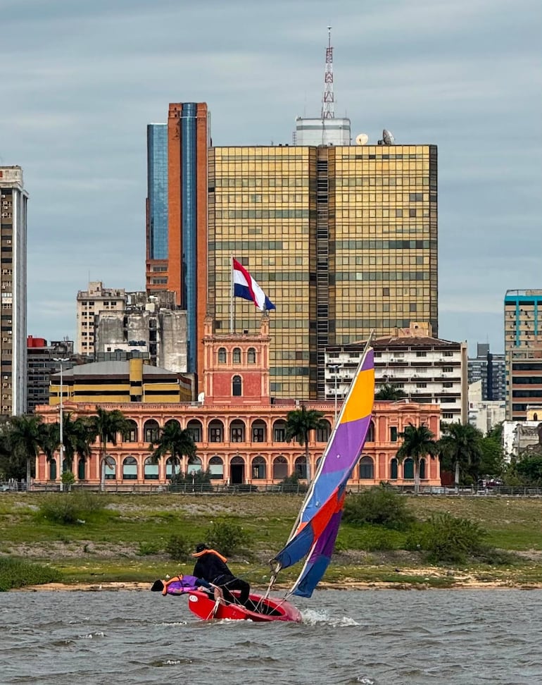 Una de las embarcaciones participantes de la Sexta Fecha de la regata de la clase Pampero Paraguay, homenaje a la Virgen Stella Maris.
