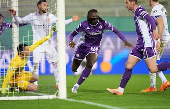 El delantero de la Fiorentina, Moise Kean (centro), celebra tras marcar el gol del 1-0 durante el partido de fútbol de la Serie A italiana entre ACF Fiorentina y US Cremonese en el Estadio Artemio Franchi en Florencia, Italia.