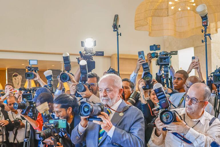 Luiz Inácio Lula da Silva (c), tomando una foto grupal de mandatarios y otros representantes de Estado durante la VIII cumbre de la Comunidad de Estados Latinoamericanos y Caribeños (Celac) este viernes, en Kingstown.