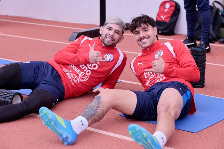La Joya Julio Enciso junto al nuevo integrante Mauricio Magalhães en el entrenamiento de la selección nacional en Atenas.