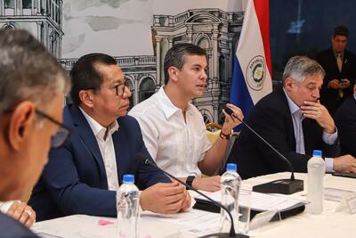 El ministro de Desarrollo Social Tadeo Rojas, el Presidente Santiago Peña y el ministro de Educación Luis Ramírez coordinando las tareas con los gobernadores para la distribución del almuerzo escolar.