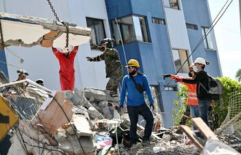 Equipos de rescate y soldados buscan supervivientes entre los escombros de un edificio derrumbado tras un terremoto en Pereira, Colombia.