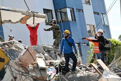 Equipos de rescate y soldados buscan supervivientes entre los escombros de un edificio derrumbado tras un terremoto en Pereira, Colombia.