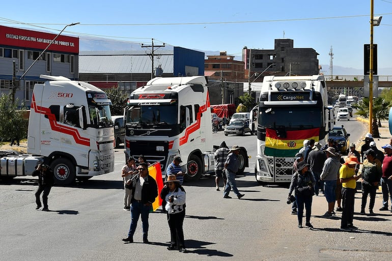 Transportistas se manifiestan para exigir el levante de los bloqueos de carreteras. Numerosos camioneros paraguayos se encuentran varados hace más de un mes. 