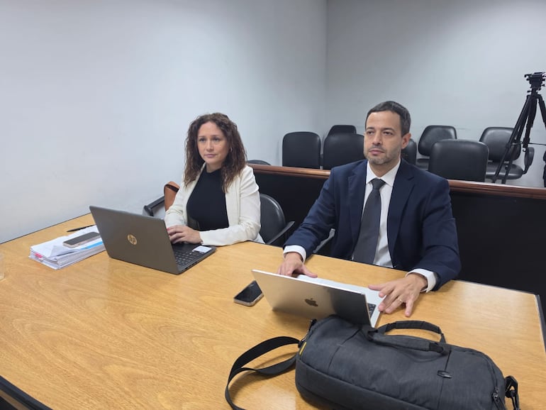 Los fiscales acusadores, Luz Guerrero y Francisco Cabrera.