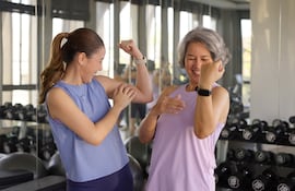 Mujeres en el gimnasio.