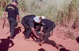 Captura del video en el que se observa cómo torturaron al joven indígena en Amambai, Brasil.