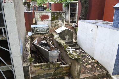 El deterioro del Cementerio del Este, con tumbas abiertas, agua acumulada y cruces de tumbas esparcidas por doquier, en el camposanto más grande de Asunción.