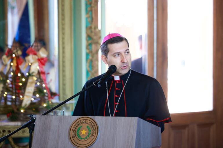 Monseñor Vincenzo Turturro,
nuncio apostólico y decano del cuerpo diplomático.