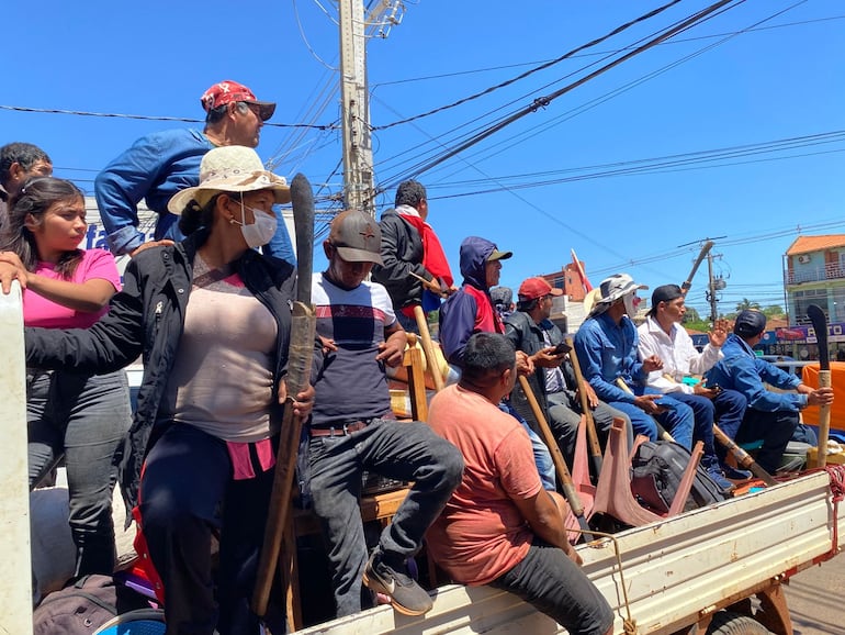 Campesinos "sintierras" rumbo a la estancia Lusipar, pese a la gran comitiva policial preparada para evitar el ingreso.