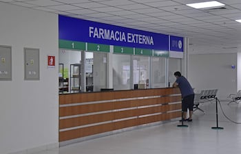 ARCHIVO - Farmacia externa del Hospital 12 de Junio del IPS