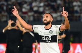Ramón Martínez de Olimpia celebra al vencer a Flamengo, en un partido de los octavos de final de la Copa Libertadores entre Olimpia y Flamengo en el estadio Defensores del Chaco en Asunción (Paraguay).