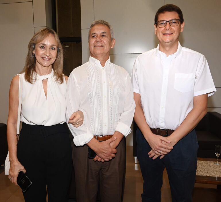 Fátima de Argaña, Félix Argaña y Diego Valenzuela.