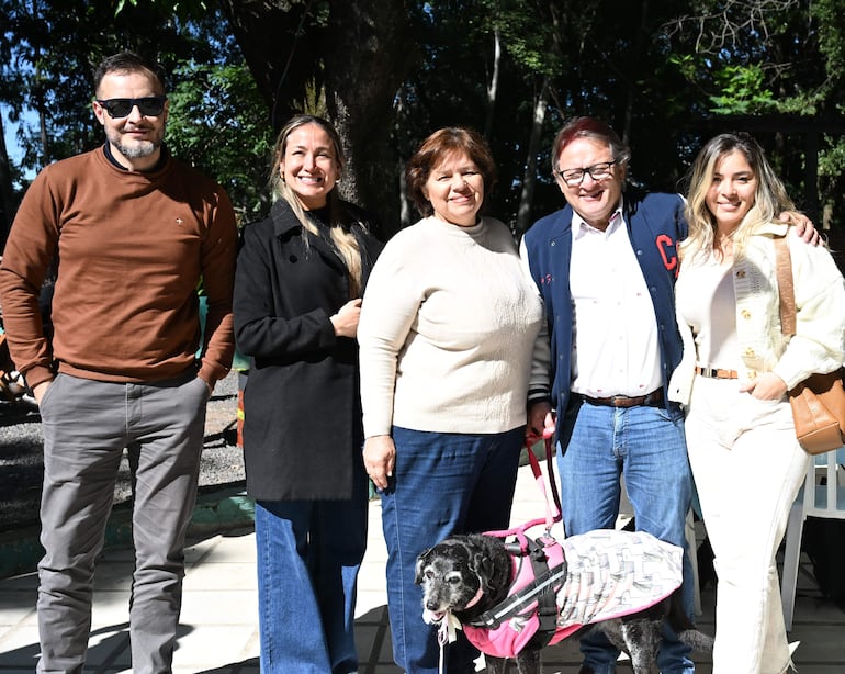 Marcelo Escobar, Alma Frutos, Isabel de Battilana, José Battilana y Delia Battilana. sonríen en un ambiente al aire libre durante la comilona de Teleton.