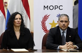 Claudia Centurión, ministra del MOPC, y Marco Elizeche, viceministro de administración y finanzas.