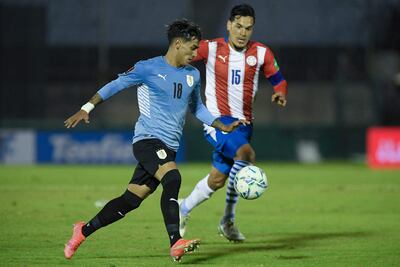Gustavo Gómez tratando de llegar al balón dominado por Torres. El capitán dijo que Paraguay no debe relajarse.