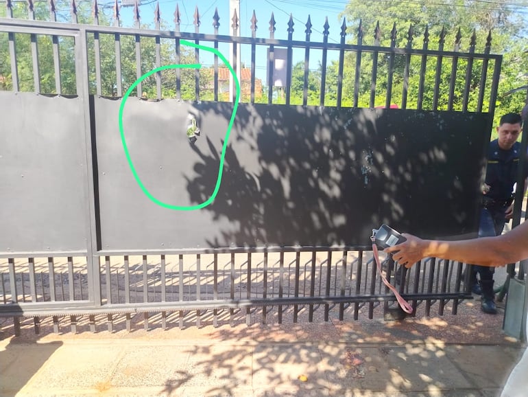 En la imagen se ve el portón que dañaron los supuestos adictos al ingresar a la vivienda de un vecino.