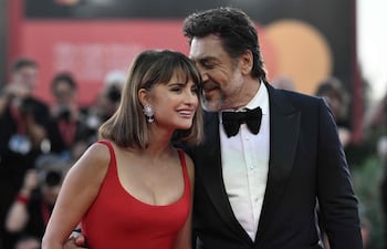 ¡Enamorados! La actriz española Penélope Cruz y el actor español Javier Bardem en la alfombra roja de la película «Bunker», presentada a concurso en la 83.ª edición del Festival Internacional de Cine de Venecia, en el Lido de Venecia.
(Tiziana FABI / AFP)