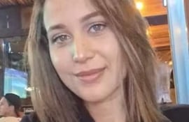 Bruna Damaris Sant’anna sonríe, mostrando su felicidad tras el rescate en alta mar.