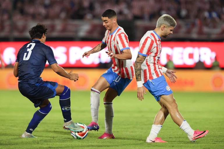 Momento en el que Julio Enciso se vio forzado a frenar mientras Miguel Almirón disputaba un balón con Joab Gutiérrez (3) de Nicaragua.
