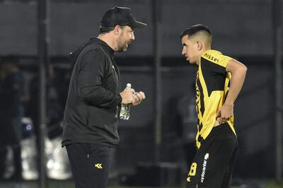 Jua Pablo Pumpido aprovecha una pausa para dar indicaciones a Romeo Benítez.