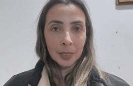 Juana Carolina Vera con cabello lacio y chaqueta negra, mirando a la cámara en una sala con pared blanca.