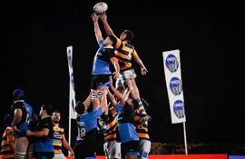 Duelo aéreo por la ovalada entre Santa Clara y Luque.