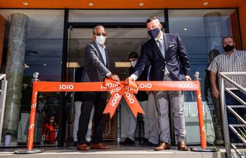 Víctor Vázquez y Luis Montanaro habilitan la sede de ioio, en Asunción.