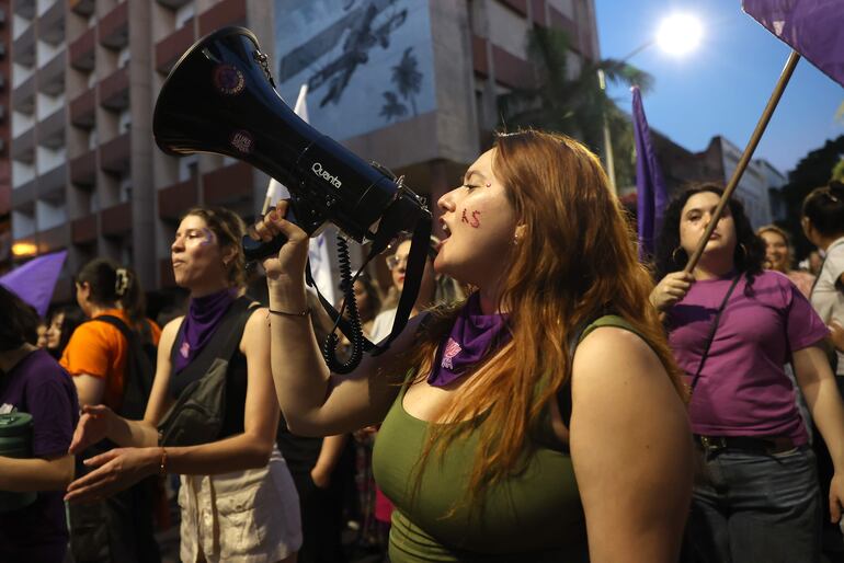 Una mujer reacciona en una marcha, durante el Día Internacional de Eliminación de la Violencia contra la Mujer este martes, en Asunción.