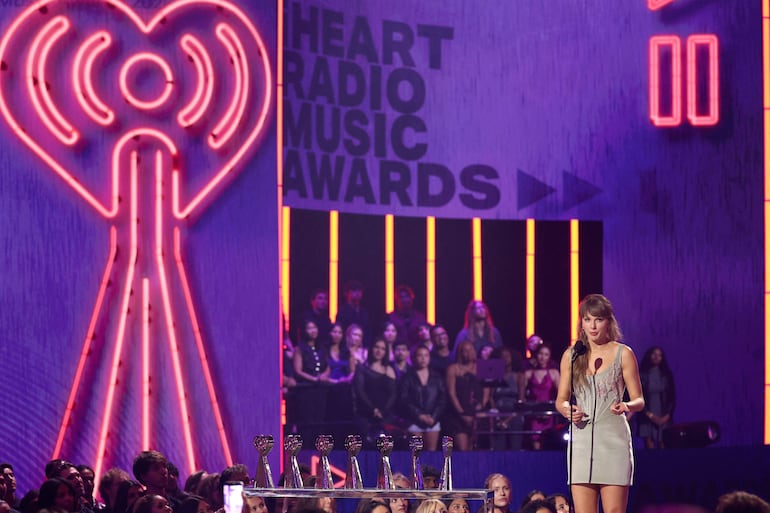 Taylor Swift, feliz y emocionada en los iHeartRadio Music Awards en el Dolby Theatre, en Hollywood, California. (Monica Schipper/Getty Images/AFP)

