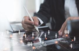 A criterio de Zabala el sector enfrenta retos importantes, como profesionalizar la fuerza laboral, especialmente en habilidades digitales con conocimientos en análisis de datos, idiomas, y programación básica.