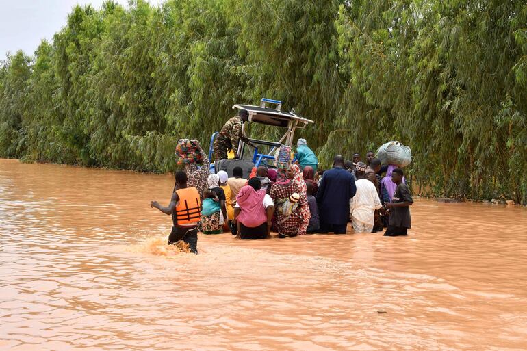 Barcos de la policía fueron utilizados para transportar personas después de las fuertes lluvias que dañaron la carretera nacional 25 desde Niamey, la capital de Níger, hasta las provincias de Tillabéri y Tahoua en el oeste de Níger. 