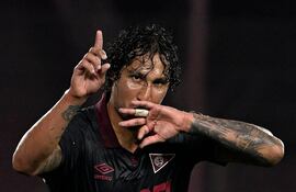 El paraguayo José Canale, jugador de Lanús, celebró aun gol en el partido frente a Platense por la fecha 9 del torneo Clausura 2025 de la Liga profesional de Argentina en el estadio La Fortaleza, en Lanús, Argentina.