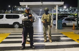 Integrantes del Ejército de Ecuador custodian el Aeropuerto Internacional José Joaquín de Olmedo este miércoles, en Guayaquil (Ecuador). EFE