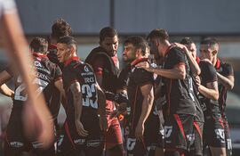 El paraguayo Raúl Cáceres (i), futbolista de Vitoria, en la antesala del partido frente a Vasco da Gama por la fecha 27 de la Serie A en el estadio Sao Januario, en Río de Janeiro, Brasil.