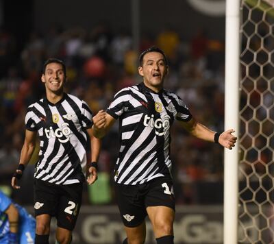 El experimentado zaguero gumarelo Luis Carlos Cardozo Espillaga (35 años) festeja el segundo gol liberteño, en compañía del atacante Marcelo Fernández.