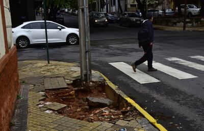 Asunción, que ya tiene veredas en mal estado, amaneció peor aún, ya que el torrente de agua destruyó más las viejas aceras.