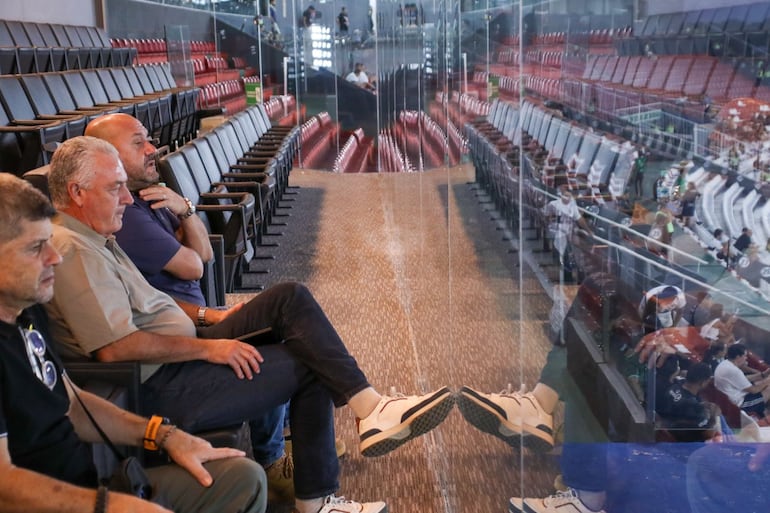 El entrenador de la selección paraguaya de fútbol, Gustavo Alfaro presente en el estadio Defensores del Chaco, observando el duelo entre Olimpia y Recoleta FC. (Foto: @Albirroja)