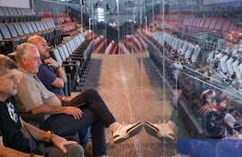 El entrenador de la selección paraguaya de fútbol, Gustavo Alfaro presente en el estadio Defensores del Chaco, observando el duelo entre Olimpia y Recoleta FC. (Foto: @Albirroja)